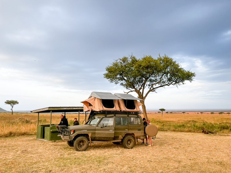 Dois-je emporter une tente de sol ou une tente de toit pendant le safari ?