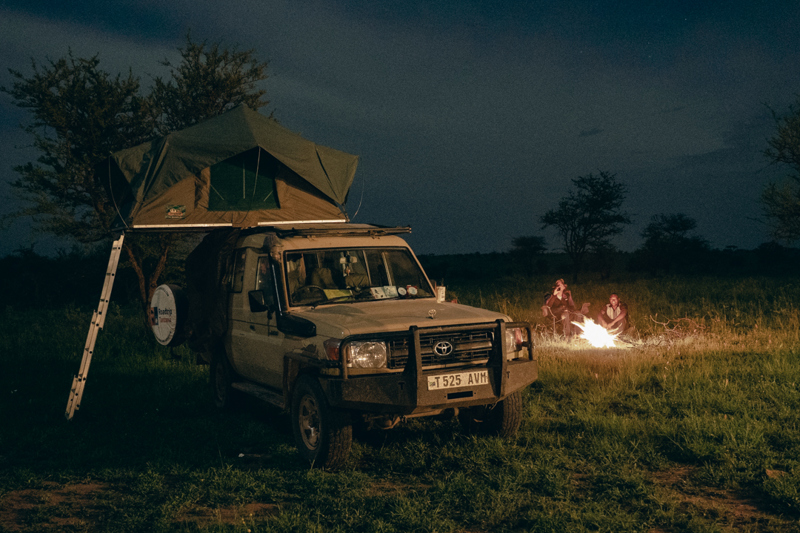 Dois-je emporter une tente de sol ou une tente de toit pendant le safari ?